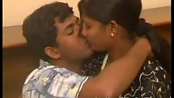 Întâlnirea Intimă A Unui Cuplu Indian Tentant În Dormitorul Lor