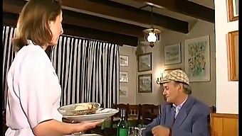 Une Brune Française Profite D'Un Trio Dans Un Restaurant Avec Papi Voyeur