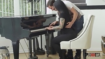 Jack Escobar, El Tutor De Piano De México, Aprovecha La Oportunidad Y Le Mete Un Polvazo Increíble A Katrina Jade!