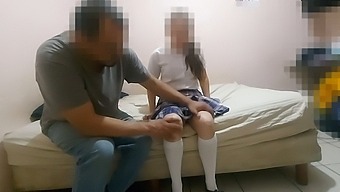 Una Despampanante Estudiante De Secundaria Mexicana Se Une A Su Vecino De Al Lado Para Recibir Un Regalo, Teniendo Sexo Con Una Joven Estudiante Universitaria Mejicana De Sinaloa En Un Genuino Video Casero