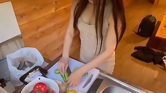 ผู้ชายสามคนเล่นเสียวกับสาวในกระโปรงสั้น