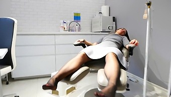 Une Passionnée De Fitness Et Son Mari Se Livrent À Des Jeux De Pieds