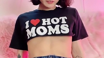 Seorang Wanita Asia Yang Menawan Dan Atletis Mengekspos Dirinya Di Tempat Umum, Mengenakan Celana Pendek Ketat Dan Menjadi Terangsang.