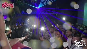การแสดงยิ้มของ Daisy ที่ Xtas Party