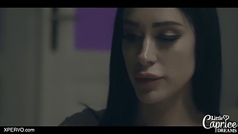 Petite Beauté Française Éprouve Un Orgasme Intense Lors D'Une Rencontre Intime