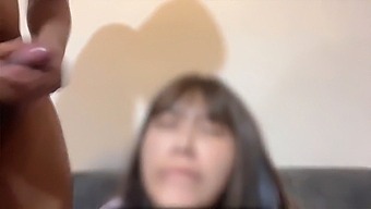 Una Deliziosa Ragazza Dalle Dimensioni Aggiuntive Gode Di Un'Esperienza Soddisfacente Con Una Vita Impressionante.