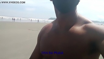 Muchos Hombres Paseando Por La Playa Por La Mañana