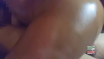 La Latina Me Monta Y Chupa Mi Pene Mientras Su Novio Mira Y Se Masturba, Culminando En Un Sensual Trío