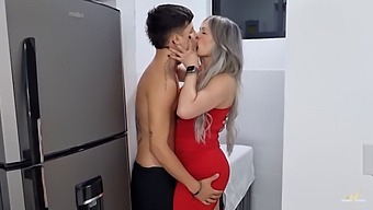 Una Sensual Belleza Colombiana Se Entrega A Un Encuentro Prohibido Con Su Hijastro, Dejando Su Trasero Lleno De Leche